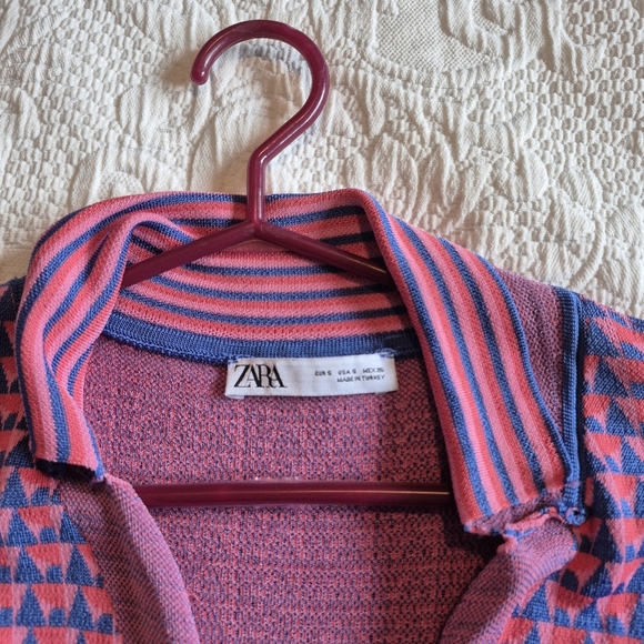 Zara women's size Small short sleeve sweater blue pink & red geometric design - Picture 2 of 6